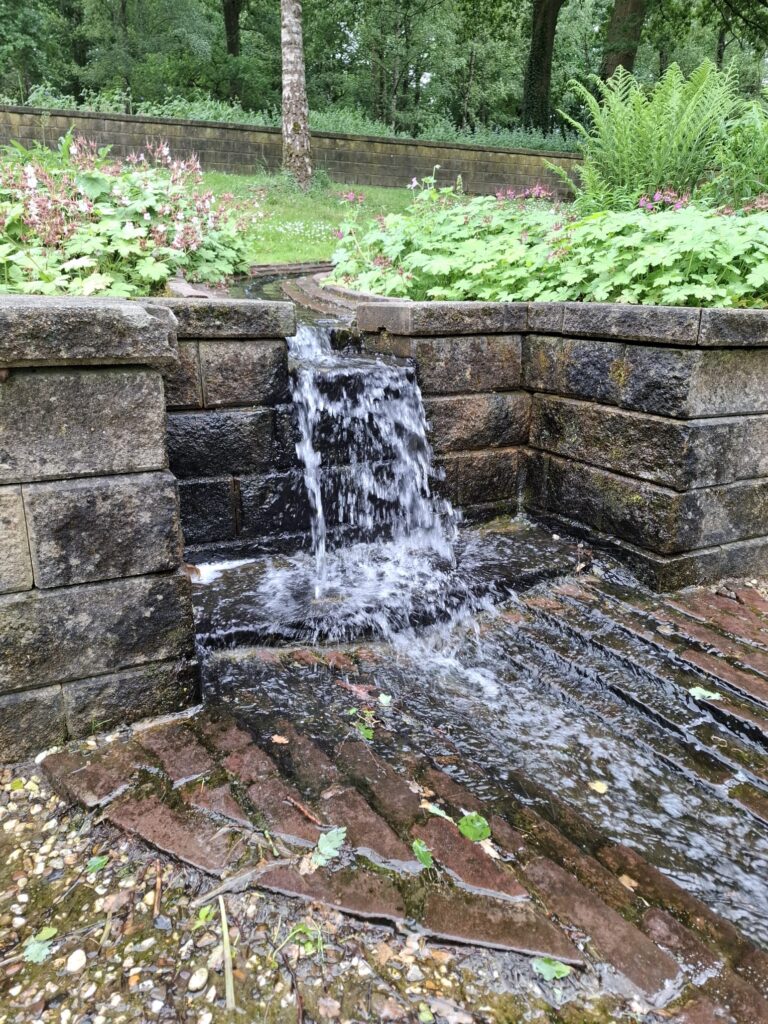 Klein watervalletje in de natuur als symbool voor loslaten tijdens een mindful wandeling