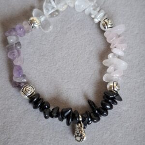 gouden driehoek met zilveren kralen en bedel.